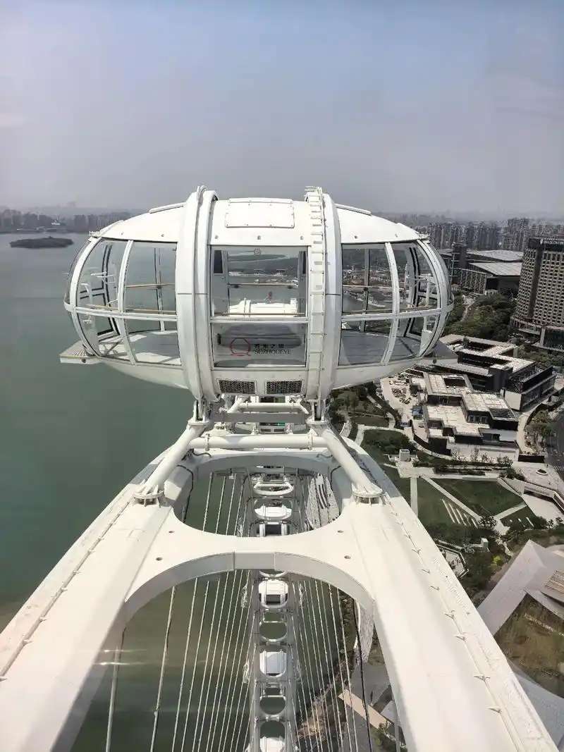 Ferris wheel gondola transparent glazing