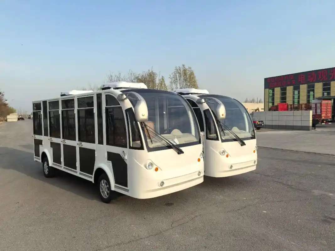 Sightseeing vehicle panoramic windshield