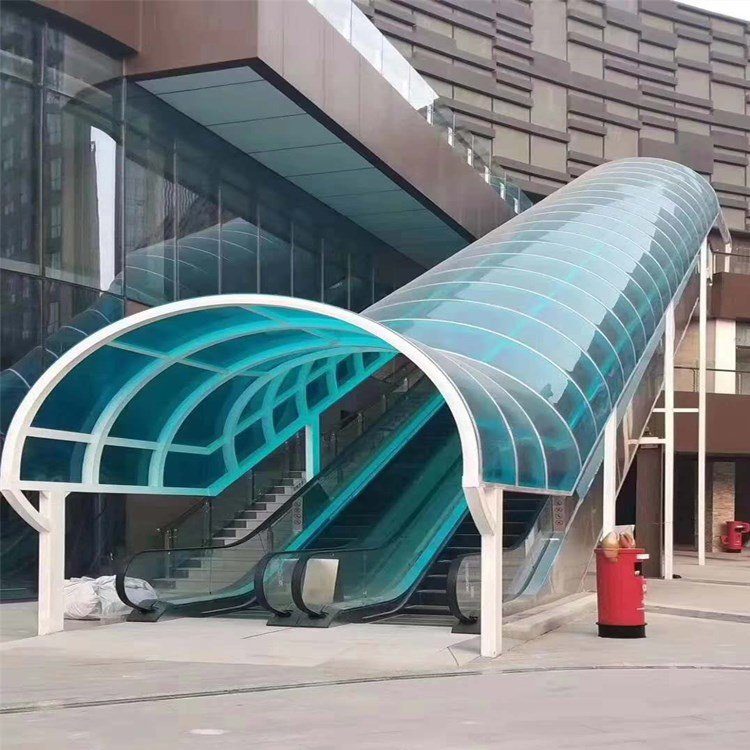 Techos de Policarbonato — Sólido, Celular y Corrugado 1 Cubierta de policarbonato curvo sobre escaleras exteriores