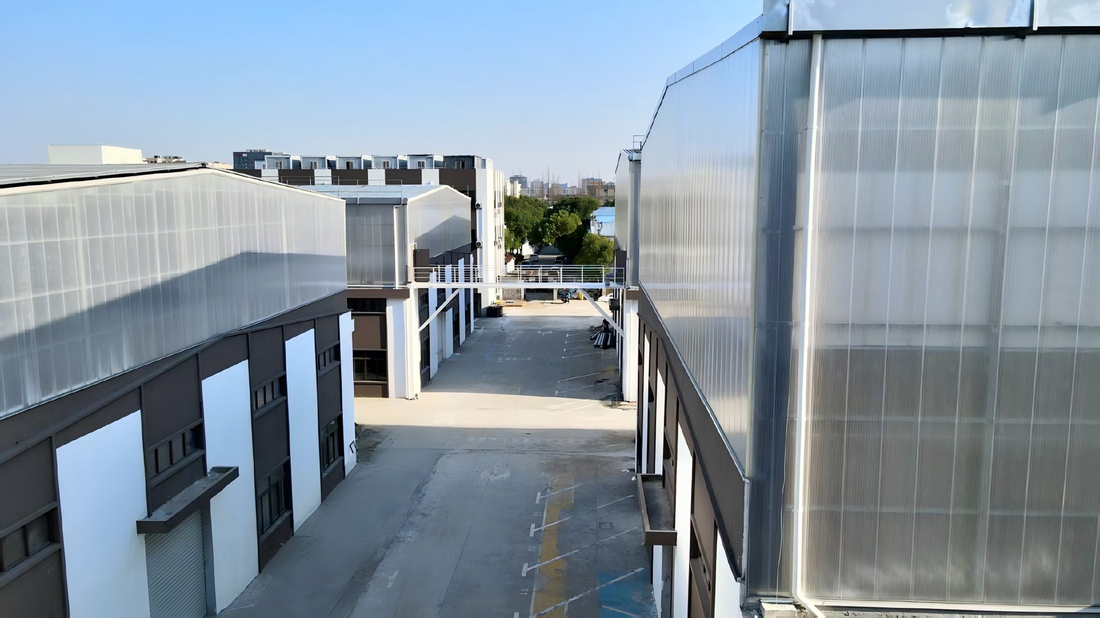 Industrial Roofing with Polycarbonate: A Complete Buyer's Guide for Factory and Warehouse Applications 1 Large industrial building roof with polycarbonate daylighting panels for natural factory illumination